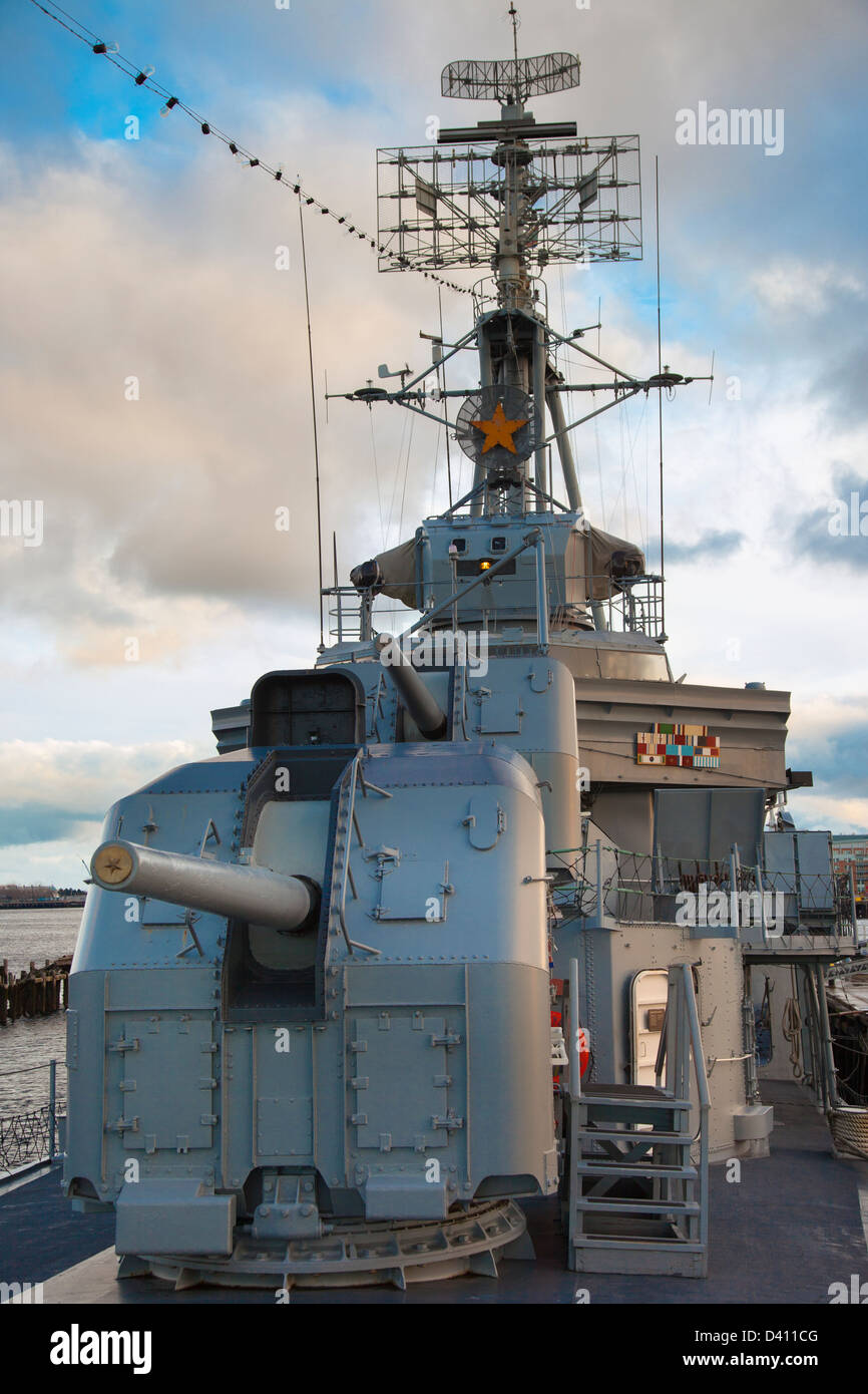 Avanti torrette mitragliatrici sulla USS Casin giovani - un cacciatorpediniere della seconda guerra mondiale, nel porto di Boston, Massachusetts, STATI UNITI D'AMERICA Foto Stock