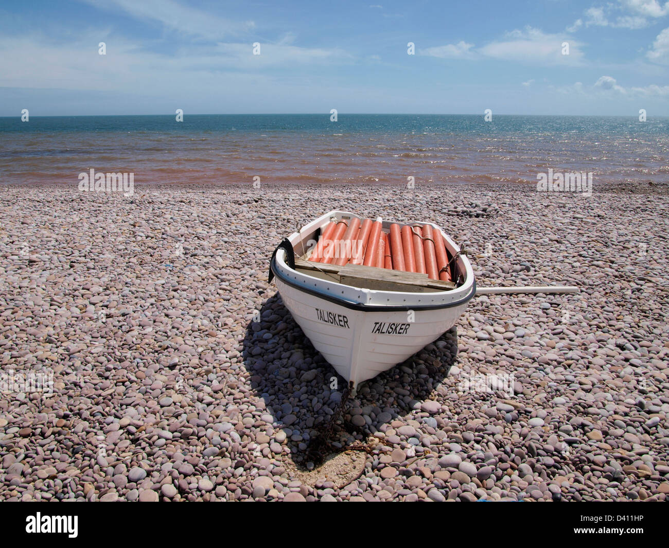 Unica barca da pesca sulla spiaggia soleggiata a Budleigh Salterton Foto Stock