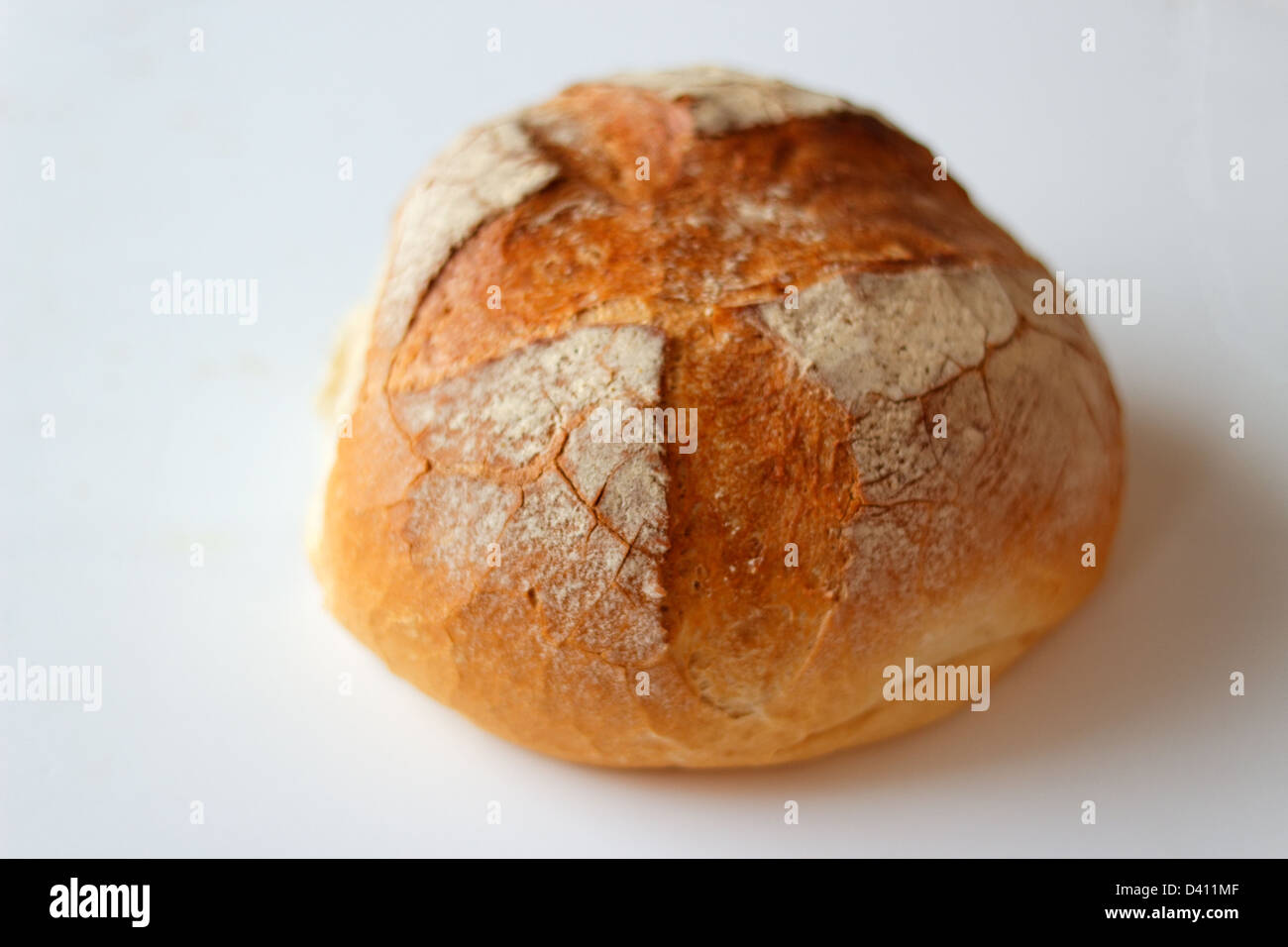 Filone di pane croccante su uno sfondo bianco. Foto Stock