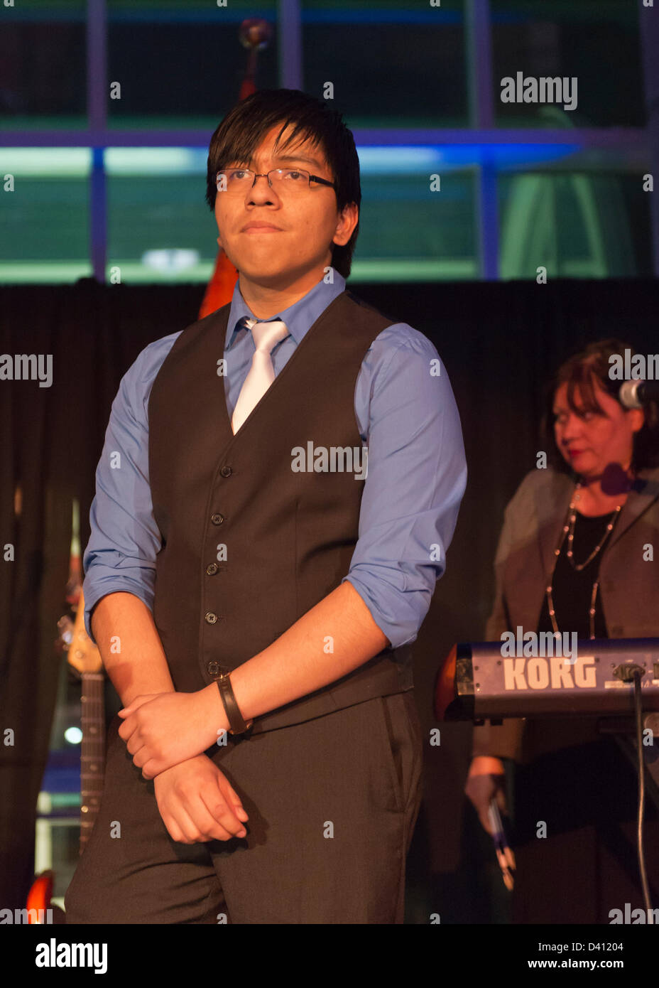 27 febbraio 2013 - Città Giardino, New York, Stati Uniti - LUIS TOLOSA, 18, un laureato della Westbury stelo accademia del magnete (Scienza, Tecnologia, Ingegneria e Matematica) della culla dell'aviazione, ha parlato durante la decima edizione della culla del Museo dell'aviazione Air & Space Gala, per celebrare il quarantesimo anniversario dell'Apollo 17. Alle spalle di Tolosa è LINDA ARMYN, presidente del consiglio di fondazione del museo. Foto Stock