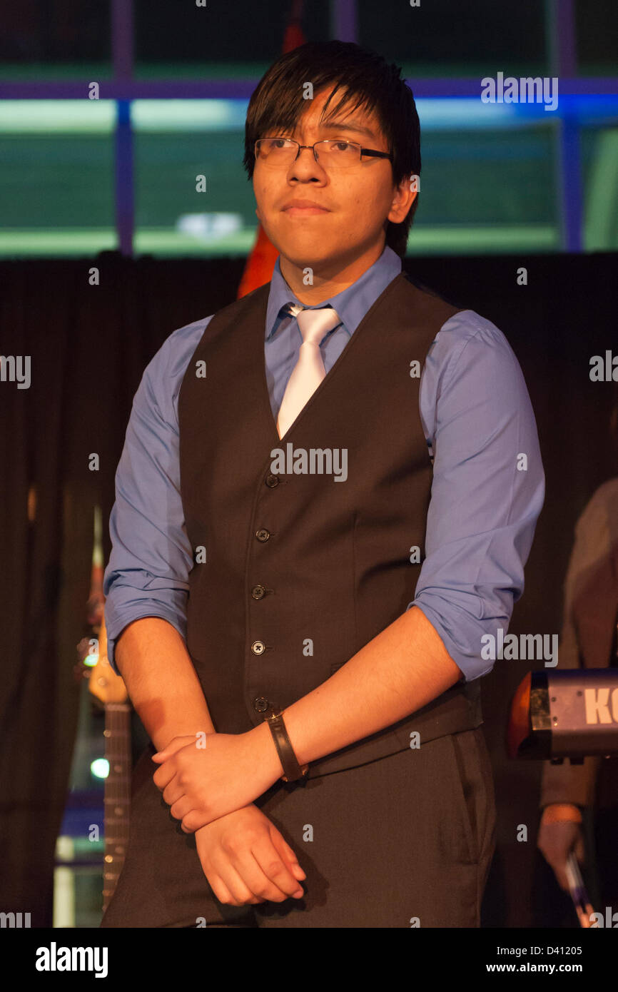 27 febbraio 2013 - Città Giardino, New York, Stati Uniti - LUIS TOLOSA, 18, un laureato della Westbury stelo accademia del magnete (Scienza, Tecnologia, Ingegneria e Matematica) della culla dell'aviazione, ha parlato durante la decima edizione della culla del Museo dell'aviazione Air & Space Gala, per celebrare il quarantesimo anniversario dell'Apollo 17. Alle spalle di Tolosa è LINDA ARMYN, presidente del consiglio di fondazione del museo. Foto Stock