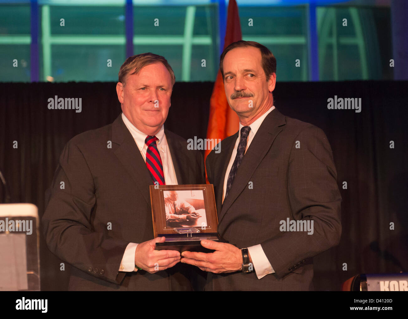 27 febbraio 2013 - Città Giardino, New York, Stati Uniti - PETER D. RETTALIATA (sinistra ) riceve il Leroy R. Grumman Award da MARC MACDONELL (a destra) la sedia di Gala e culla di aviazione, membro del consiglio di amministrazione, alla decima edizione della culla del Museo dell'aviazione Air & Space Gala, per celebrare il quarantesimo anniversario dell'Apollo 17. Foto Stock