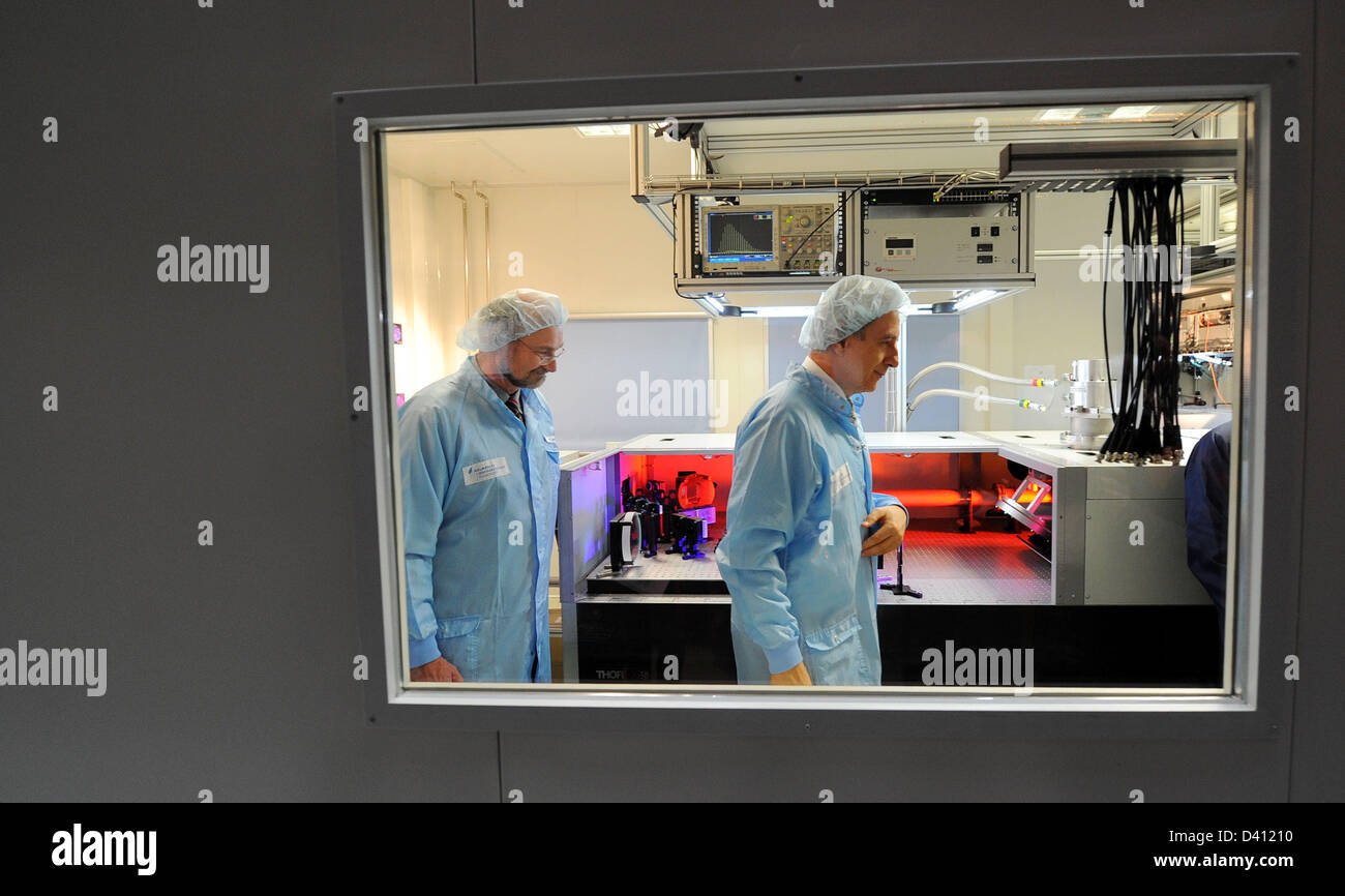 Governatore della Sassonia Stanislaw Tillich (R) guarda a un laser terrawatt presso il centro di Helmholtz durante l inaugurazione del centro per elevate prestazioni di sorgenti di radiazione (Hochleistungs-Strahlenquellen) con un acceleratore di elettroni nella sua anima con Roland Sauerbrey, direttore scientifico dell'istituto, a Dresda, in Germania, il 28 febbraio 2013. L'ELBA (Linac di elettroni per le travi con elevata brillantezza e bassa emittanza) coast intorno a 55 milioni di euro ed è il più grande centro di ricerca dispositivo in Sassonia. Foto: Thomas Eisenhuth Foto Stock