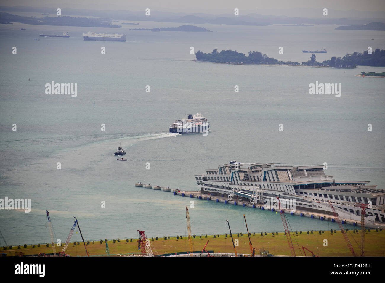 Singapore Cruise,Container Terminal,Marina Bay Sands Hotel,tubo estensione funziona navi al di ancoraggio,rimorchiatori,quartiere finanziario e degli affari Foto Stock