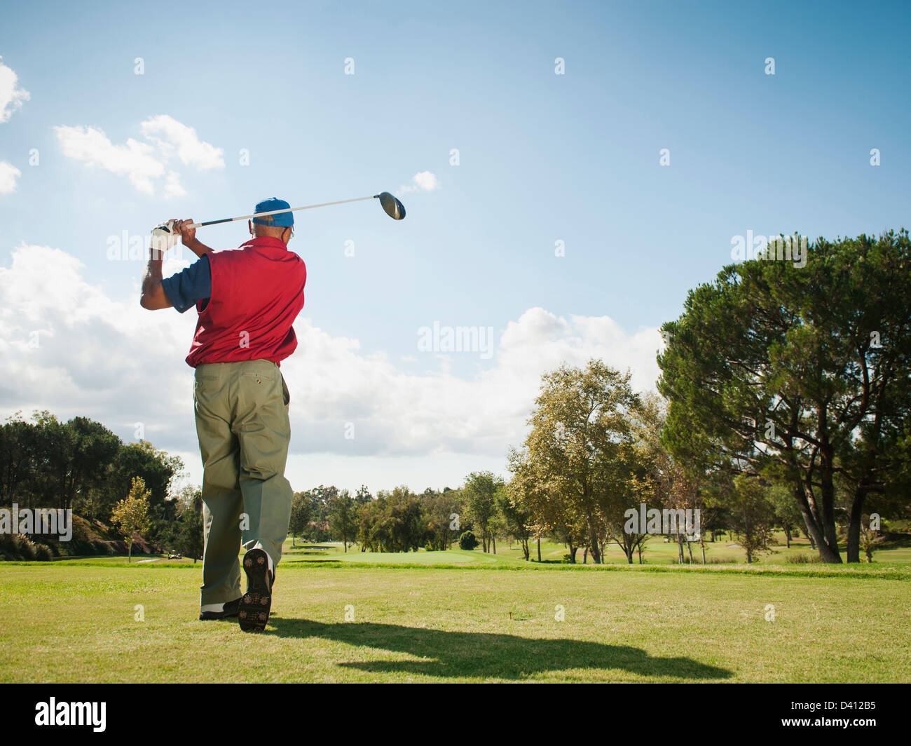 Uomo nero giocando a golf Foto Stock