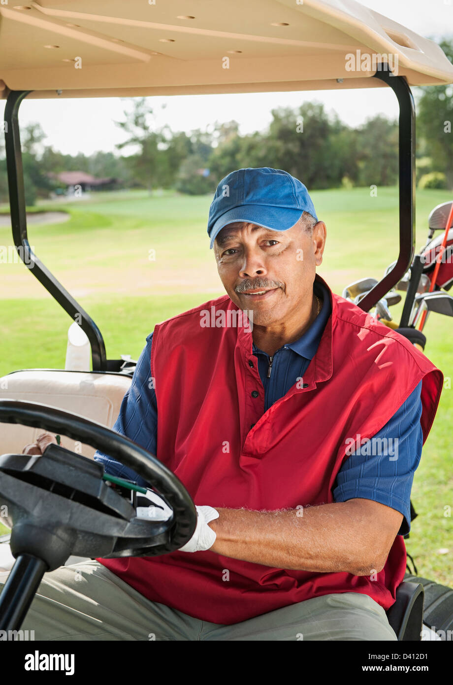 Uomo nero la guida carrello da golf Foto Stock