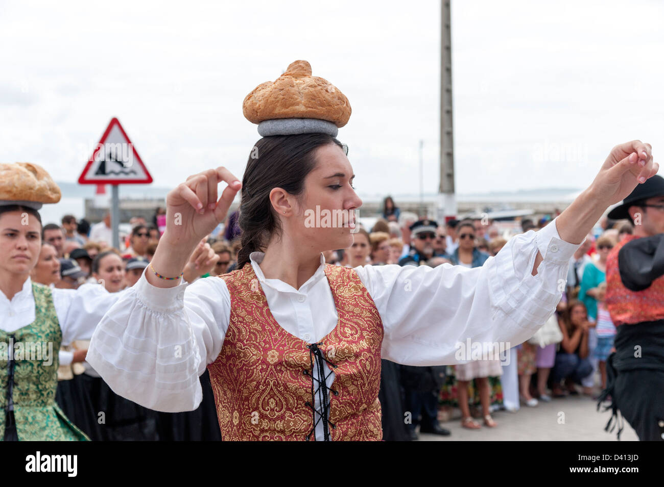 Folk tradizionale ballerino pane di bilanciamento sulla sua testa, Corrubedo, Galizia, Spagna Foto Stock