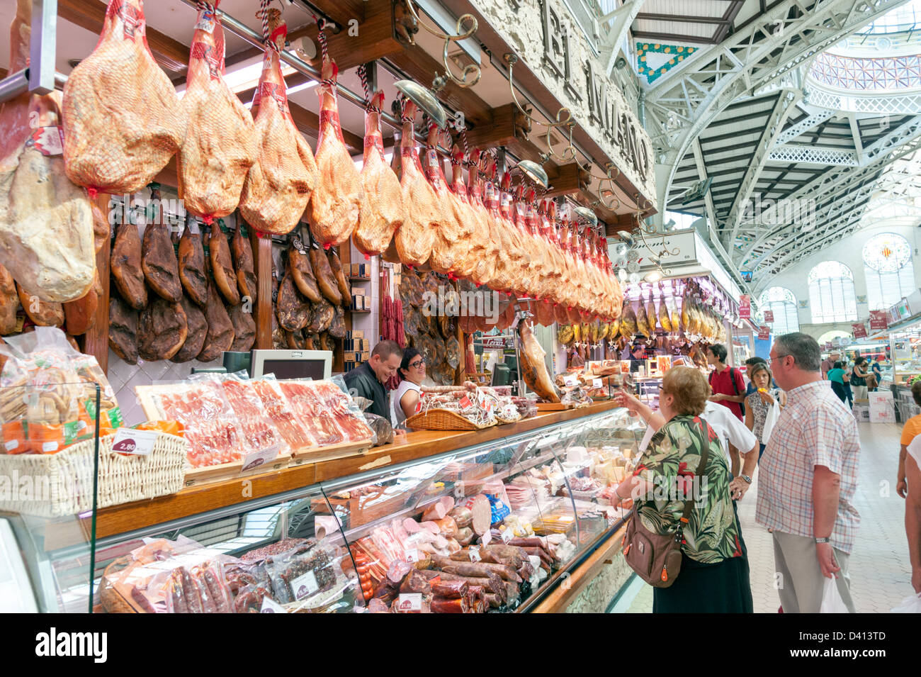 Prosciutto e salumi per la vendita nel mercato centrale, Valencia, Spagna Foto Stock