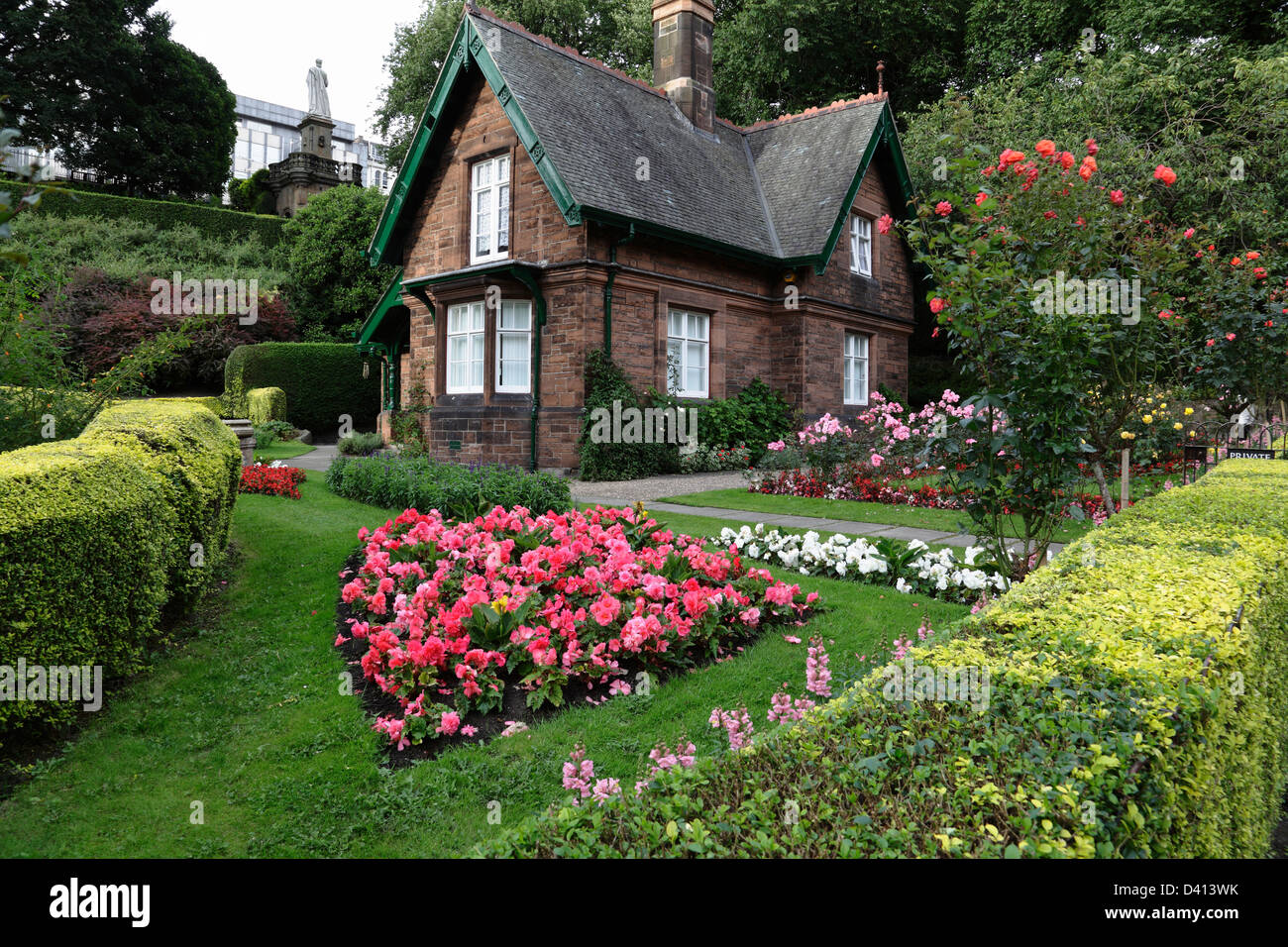 The Head Gardener's Cottage in West Princes Street Gardens, centro di Edimburgo, Scozia, Regno Unito Foto Stock