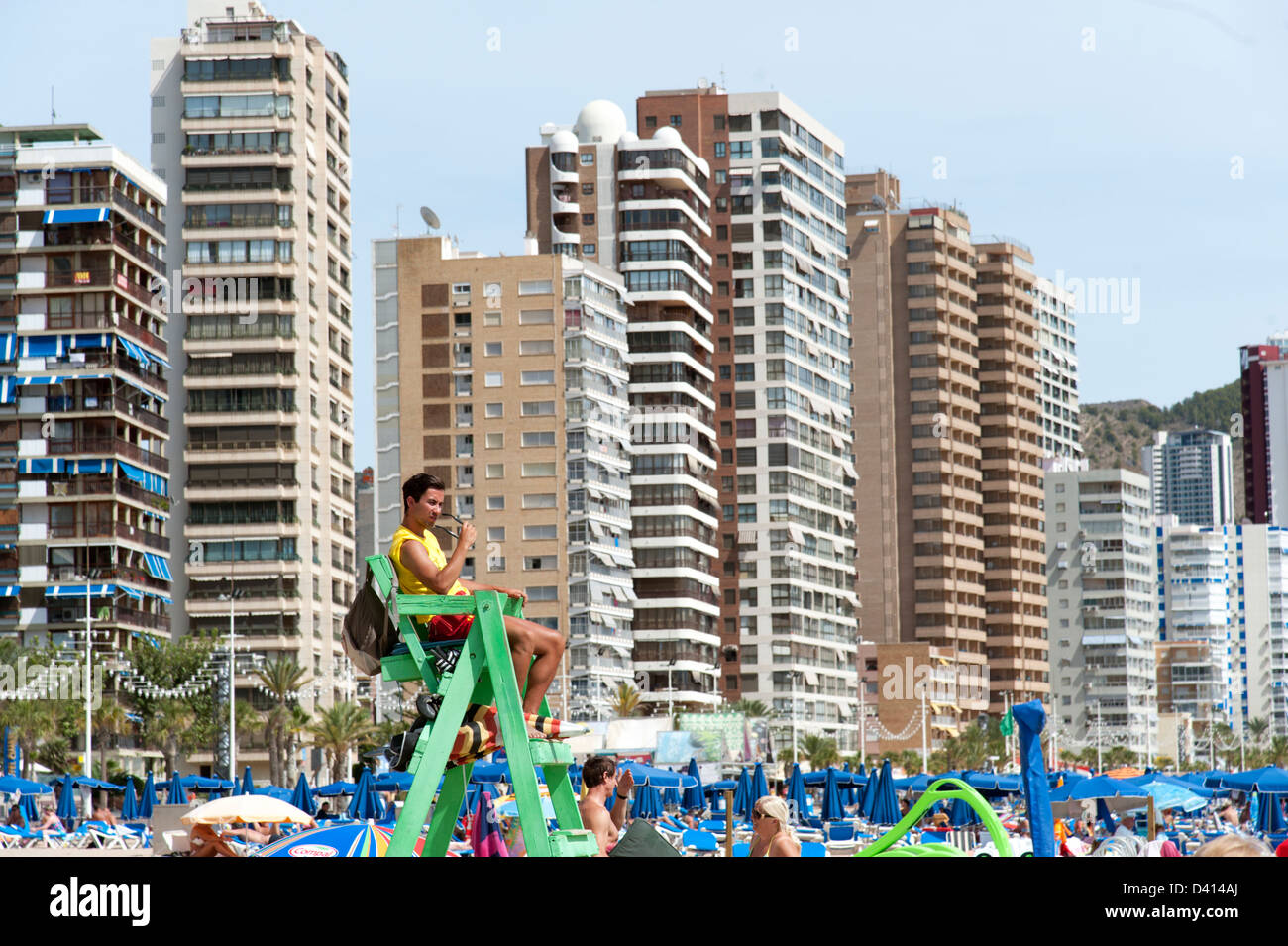 Bagnino di salvataggio nella sua sedia alta sulla spiaggia, Benidorm, Costa Blanca, Spagna Foto Stock