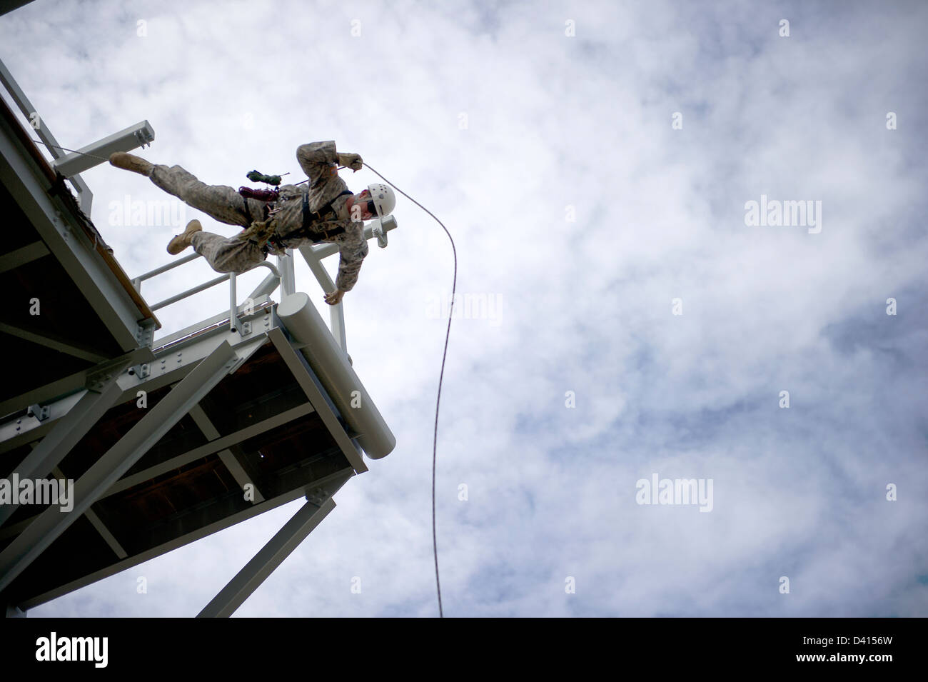 Noi Berretto verde delle forze speciali militari salta giù un 40-piede torre di formazione durante la formazione rappelling Febbraio 4, 2013 a base di Eglin Air Force Base in Florida. Berretti Verdi praticato un discendente 40-piede di corde e di un 40-piede rappelling parete. Foto Stock