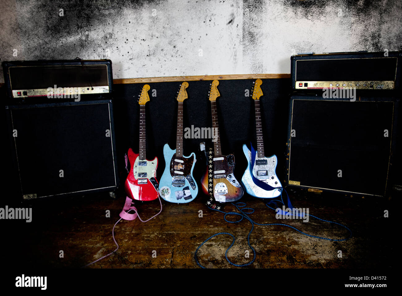 Quattro chitarre Fender e due amplificatori Marshall in un molto grunge studio di registrazione Foto Stock