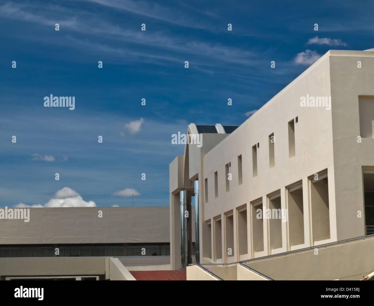 Edificio per uffici sul cielo blu Foto Stock