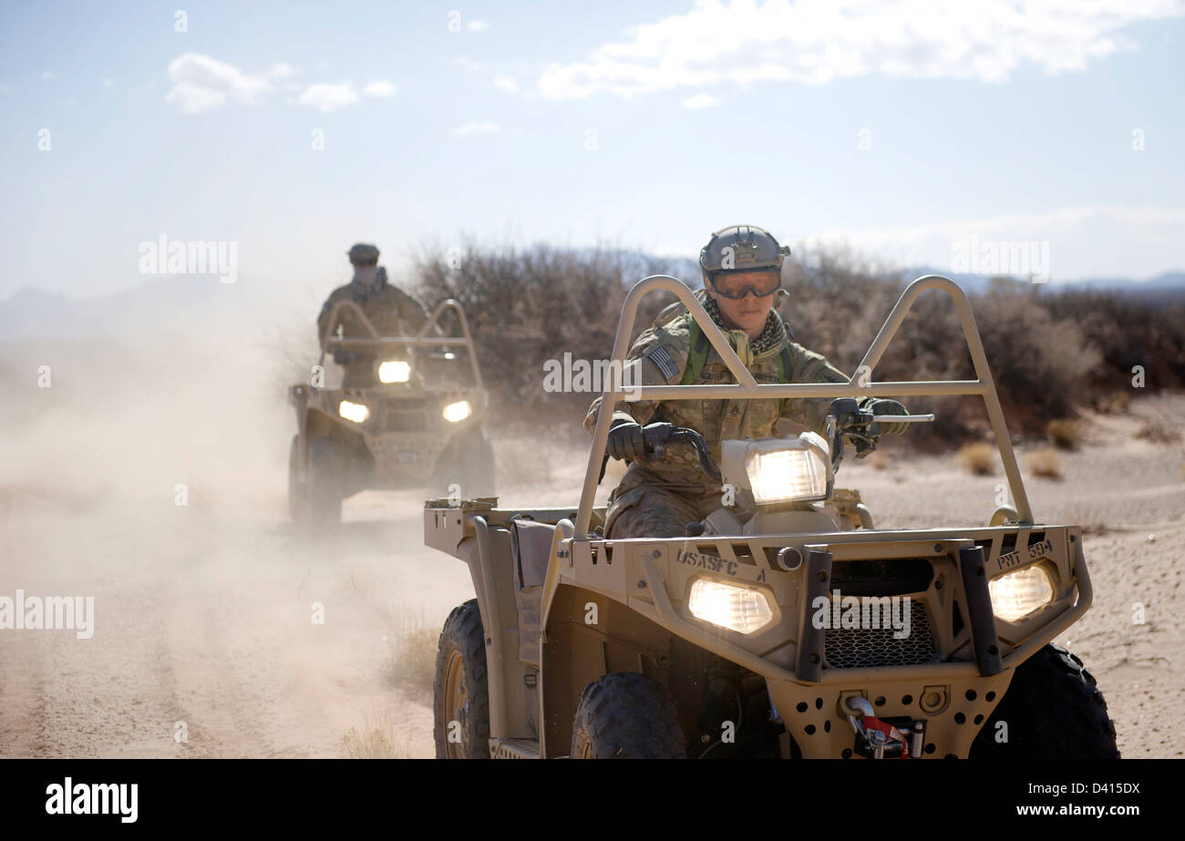 Noi Berretto verde delle forze speciali militari eseguire off-road con  manovre tattiche di luce di tutti i veicoli fuoristrada Febbraio 11, 2013 a  Fort Bliss, Texas,. Berretti Verdi addestrati con LTATVs per