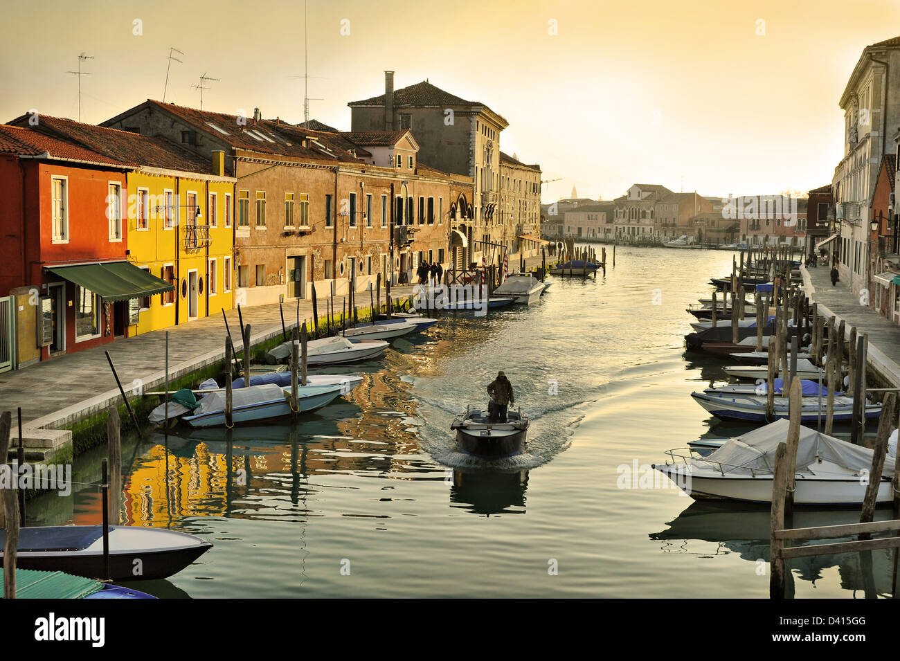 Sera canal a Murano con barche, isola vicino a Venezia, Italia Foto Stock
