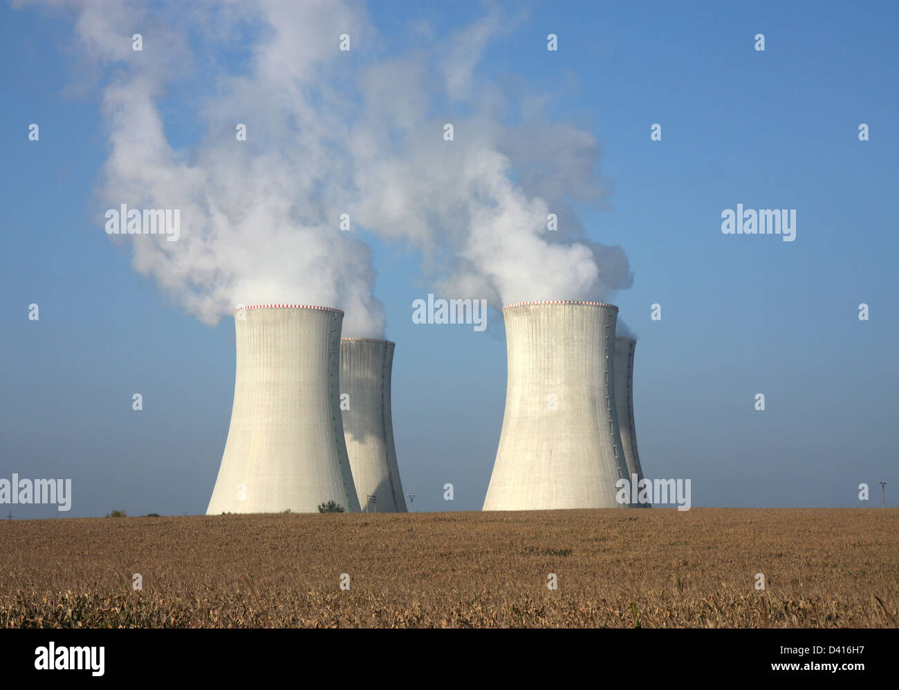 4 Torre di raffreddamento delle centrali nucleari e il settore agricolo Foto Stock