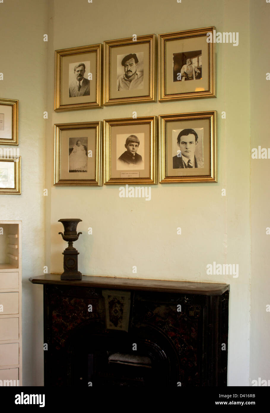 Foto incorniciate di Hemingway nella sua casa di Key West, Florida. Foto Stock