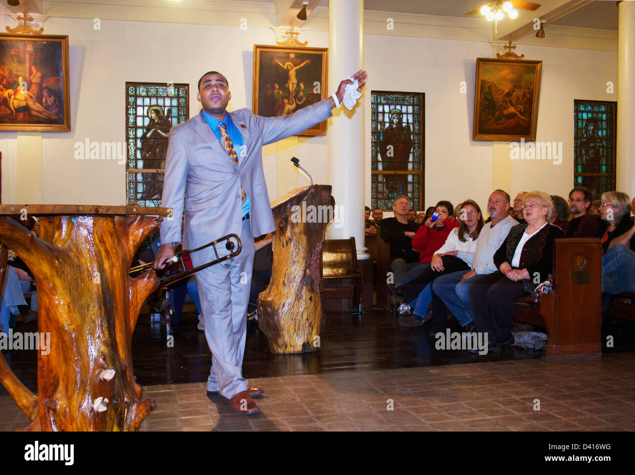 Glen David Andrews cantare brani del vangelo nella chiesa di Sant'Agostino nell'Treme Distretto di New Orleans. Foto Stock