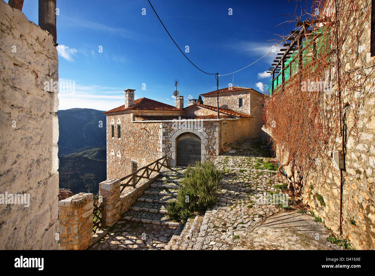 Bella vicolo in Arachova, il più popolare località turistica invernale in Grecia, monte Parnassos, VIOTIA, GRECIA CENTRALE. Foto Stock