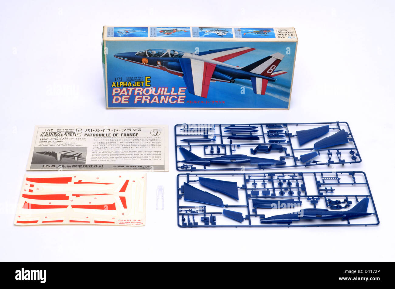 Fujimi scala 1/72 Alpha Jet modello di costruzione di aeromobili scatola kit e parti di ricambio su sfondo bianco Foto Stock