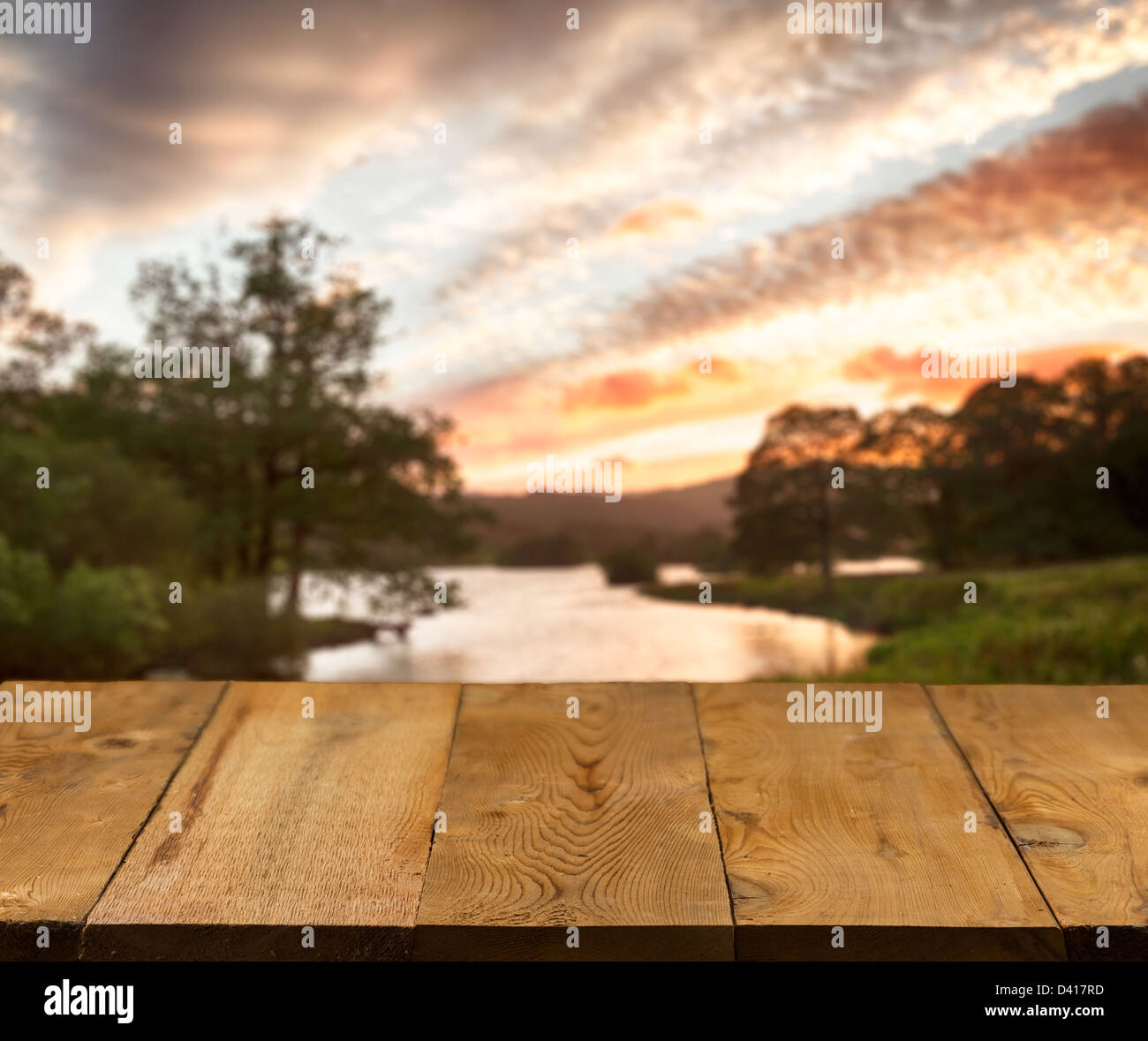 Il molo di legno o passerella o un vecchio tavolo in legno con immagine sfocata del Lake District in Inghilterra come sfondo Foto Stock