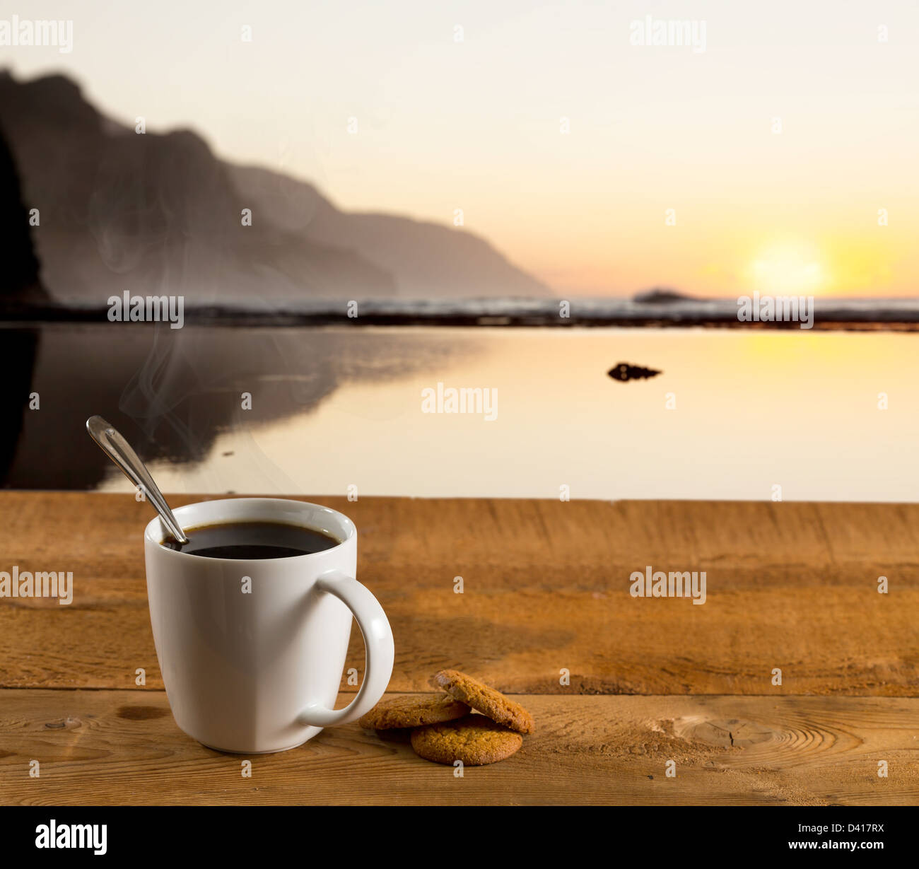 Tazza di caffè su un tavolo al tramonto o l'alba si affaccia su un bellissimo panorama Foto Stock