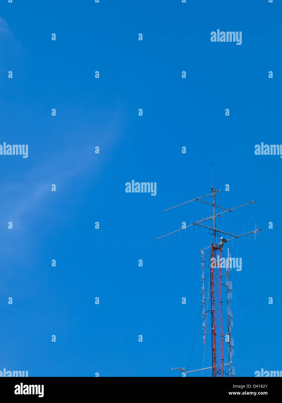 Torre di antenna sul cielo blu sullo sfondo Foto Stock