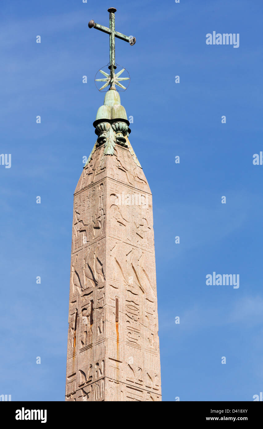 Obelisco Egiziano con stella e croce in Piazza del Popolo a Roma Italia Foto Stock
