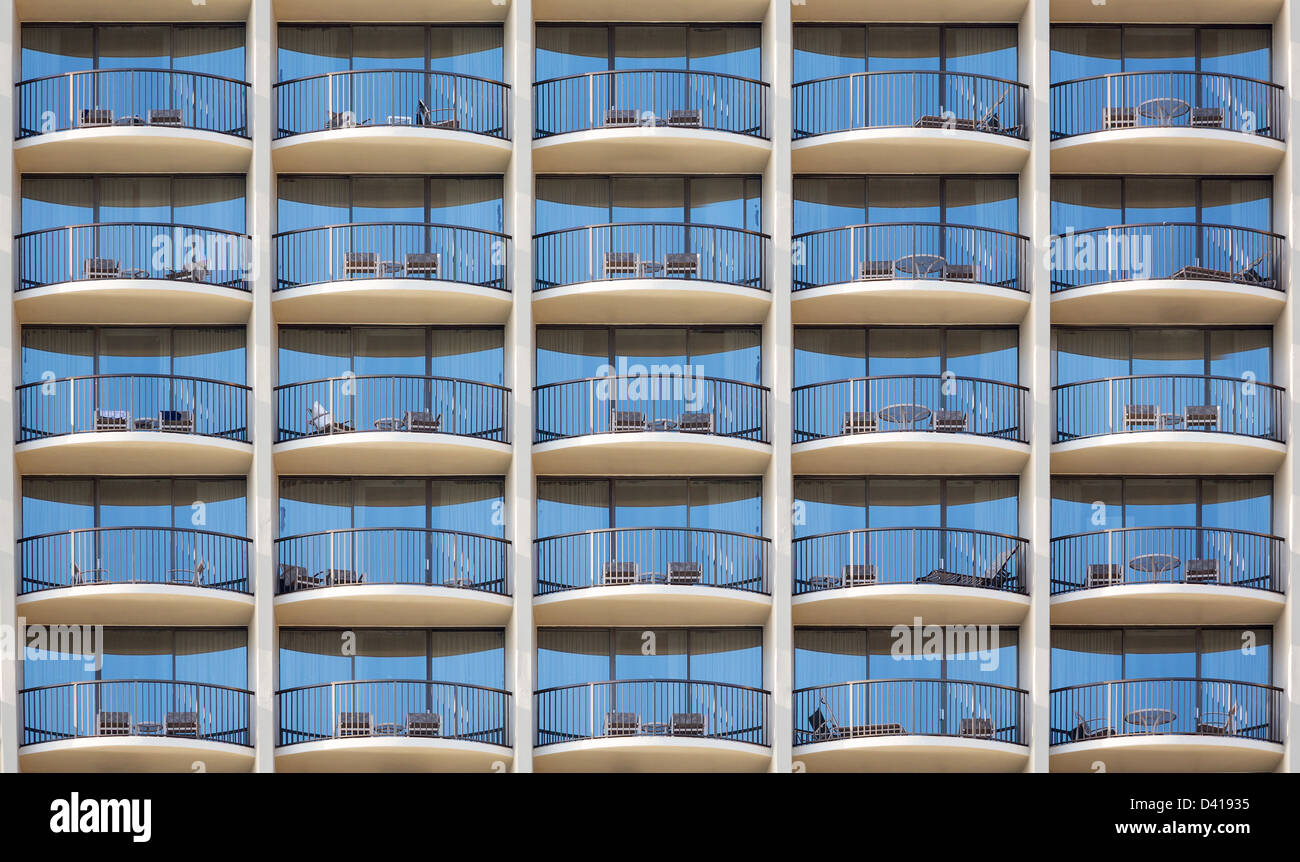 Modello di camera di albergo balconi in edificio moderno con tutte le porte chiuse e regolari Foto Stock