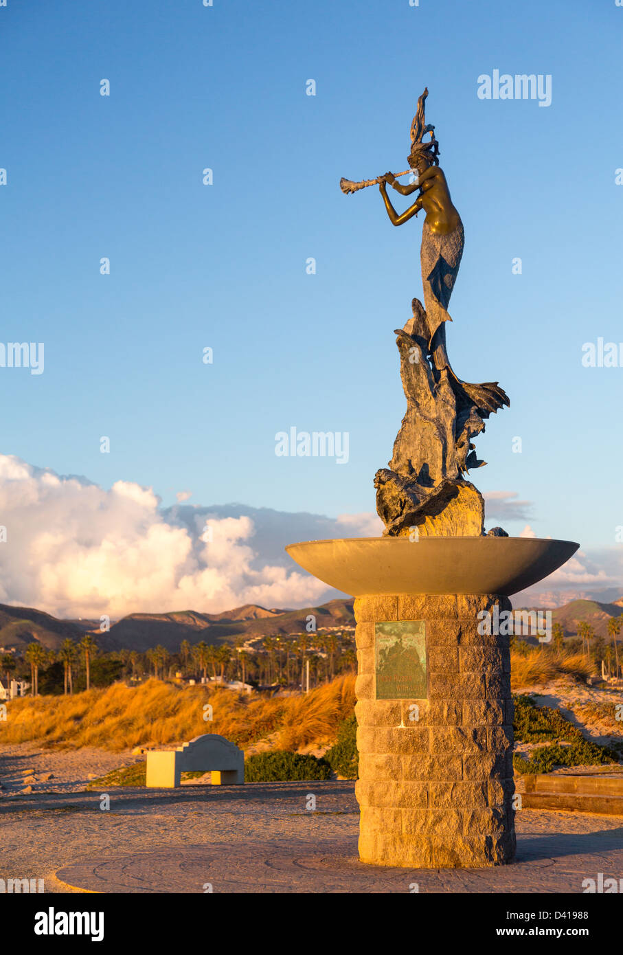 Mermaid statua suonare il flauto di artista sconosciuto in ingresso al porto di Ventura creato da un artista sconosciuto scultore Foto Stock