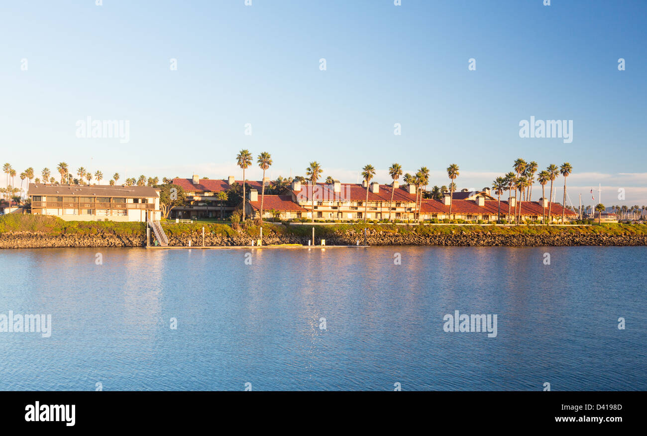 Tramonto sulla multiproprietà di sviluppo da parte di acqua in Ventura California con case moderne e yacht barche Foto Stock