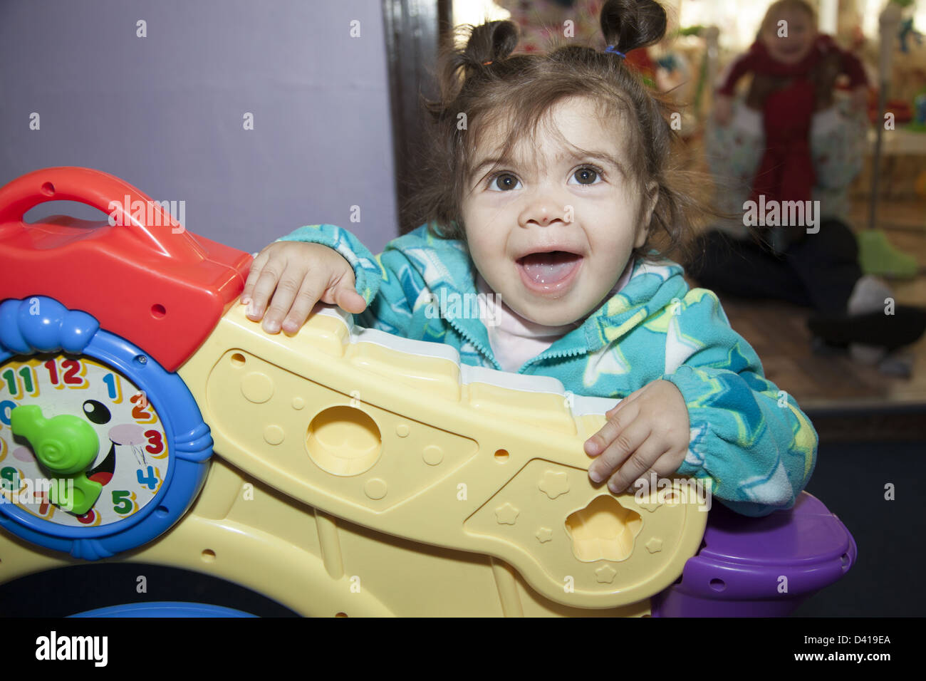 Smart i ragazzi sono per noi un ambiente multiculturale la scuola materna e early learning center di Brooklyn, New York. Foto Stock