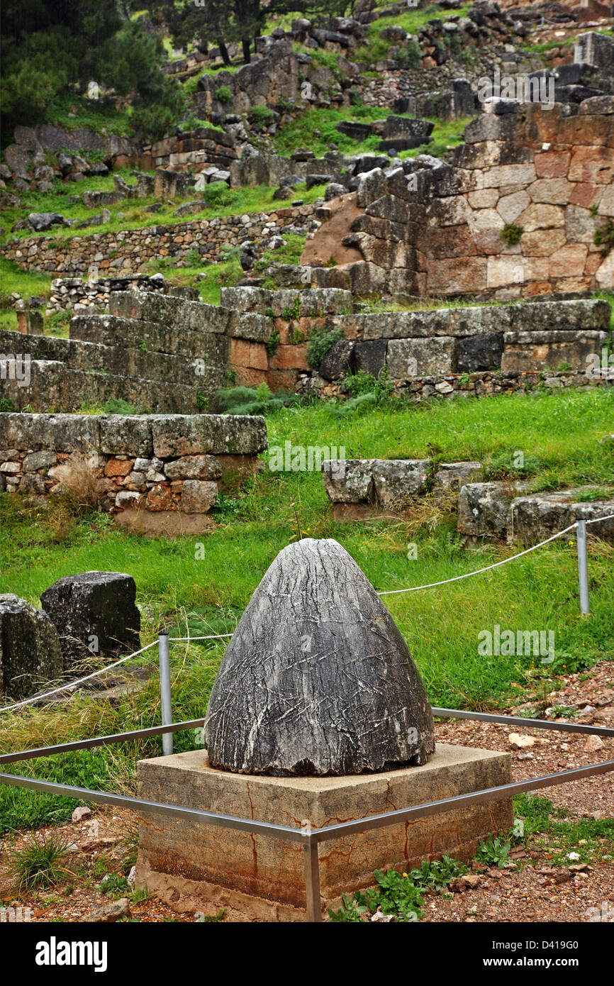 La pietra chiamato "l'ombelico del mondo" presso il sito archeologico di Delfi, FOCHIDA, GRECIA CENTRALE. Foto Stock
