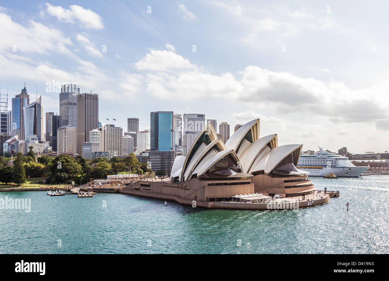 La Opera House di Sydney con la nave da crociera Voyager dei mari in background. Foto Stock