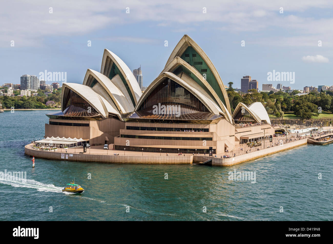 Il taxi acqueo passando la Opera House di Sydney. Foto Stock