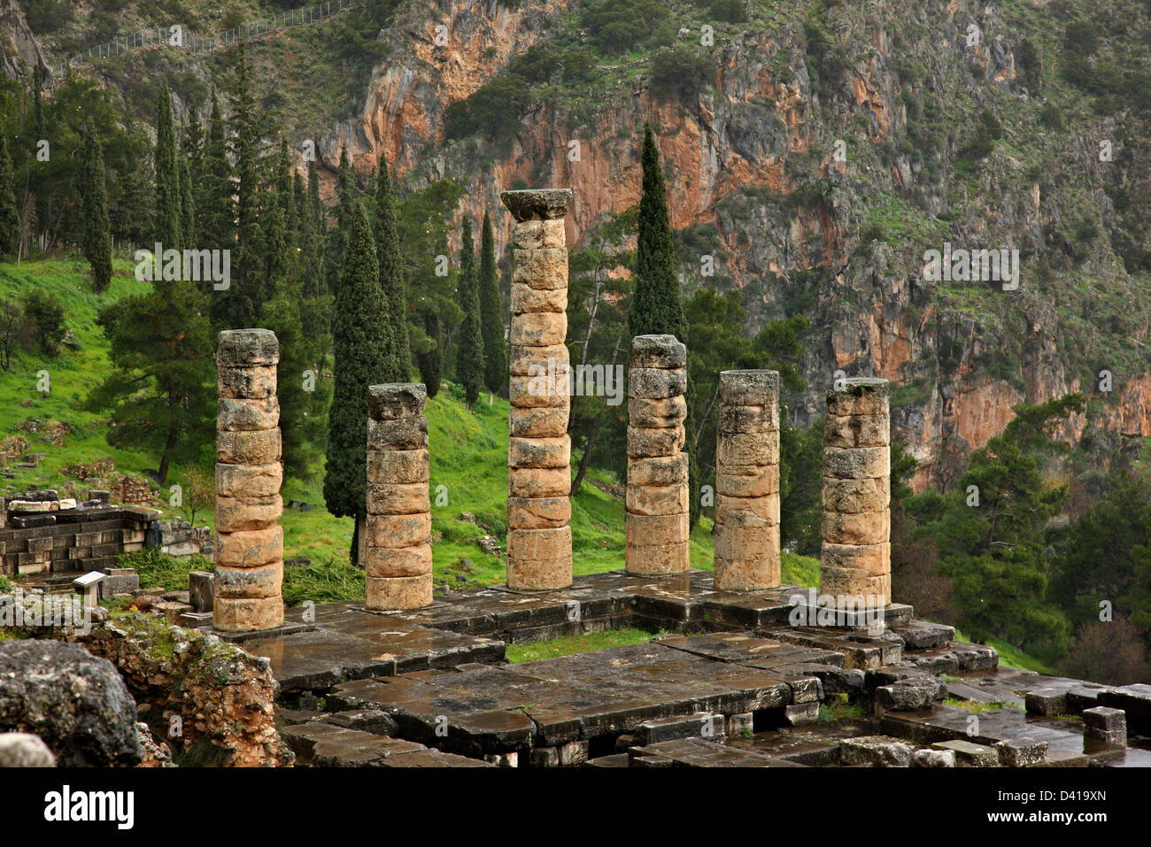 Il tempio di Apollo a Delfi antica, "l'ombelico' e più importante Oracle del mondo antico, FOCHIDA, GRECIA CENTRALE. Foto Stock