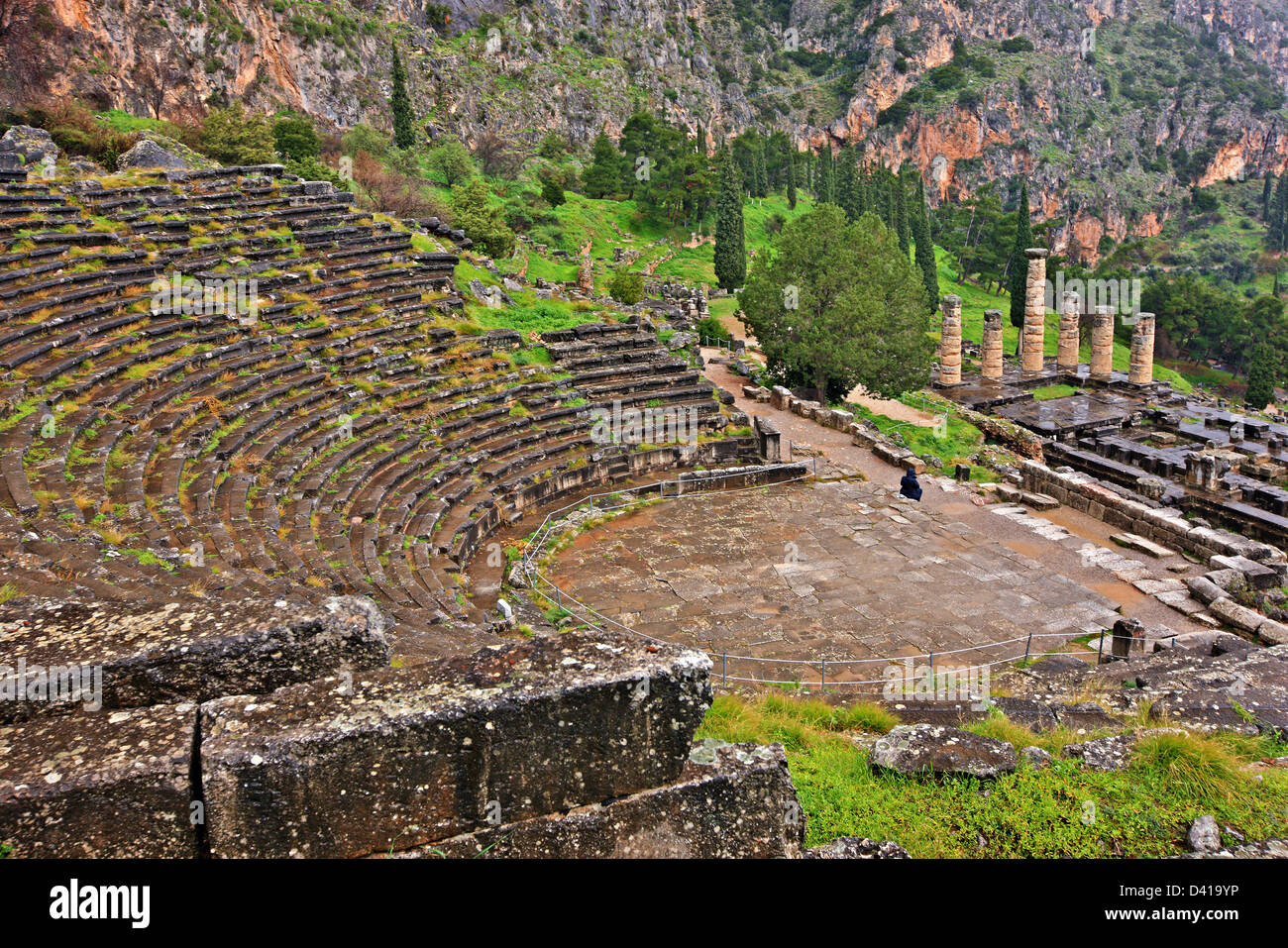 Il teatro antico e il tempio di Apollo a Delfi, "l' ombelico del mondo antico, FOCHIDA, GRECIA CENTRALE. Foto Stock