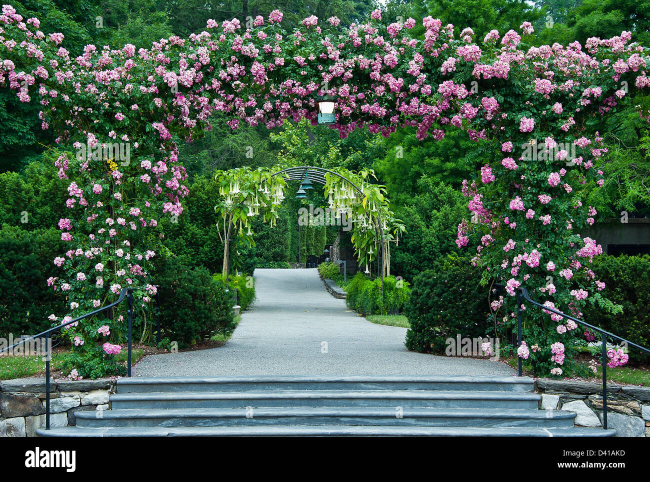 Rose arbor e il percorso, Longwood Gardens, Kennett Square, Pennsylvania Foto Stock