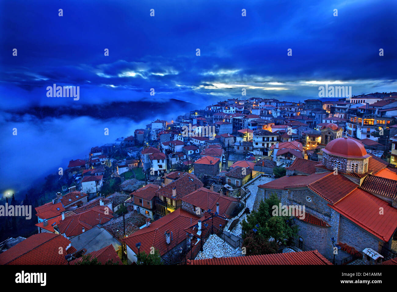 Vista notturna di Arachova, il più popolare località turistica invernale in Grecia, monte Parnassos, VIOTIA, GRECIA CENTRALE. Foto Stock