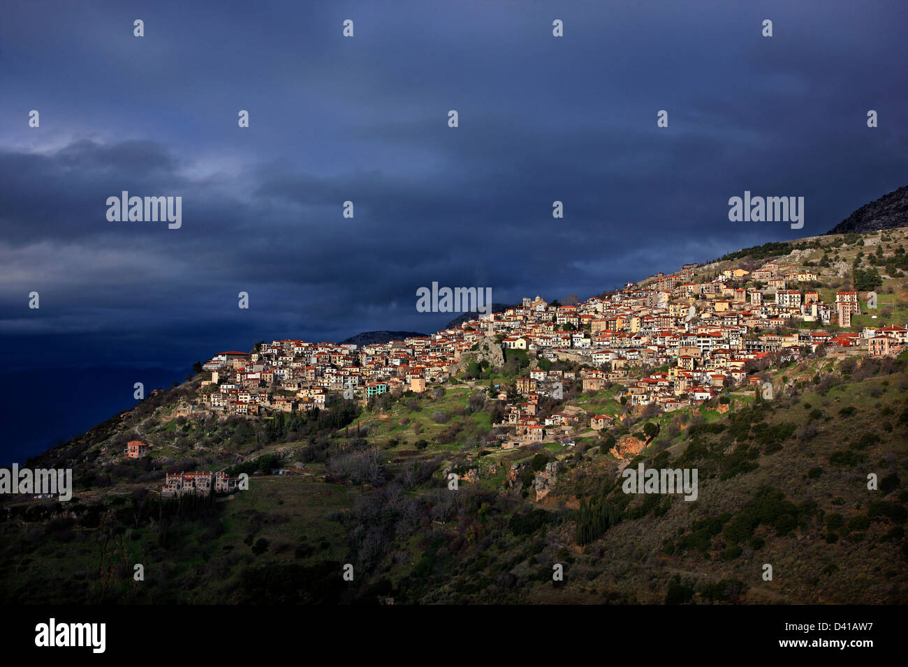 Vista di Arachova, il più popolare località turistica invernale in Grecia, monte Parnassos, VIOTIA, GRECIA CENTRALE. Foto Stock