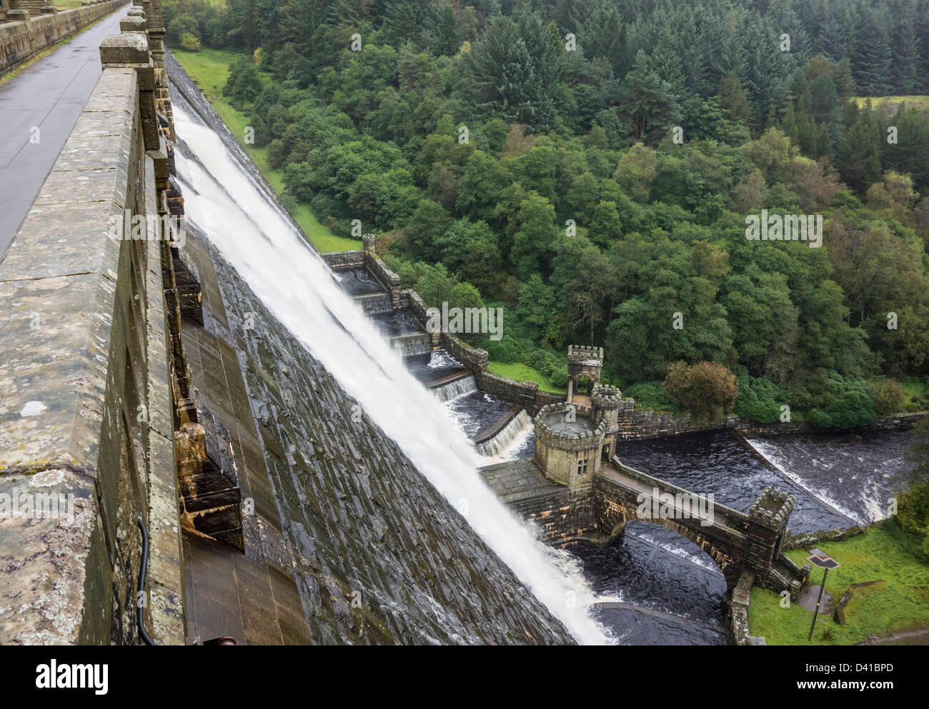 La diga a cicatrice serbatoio di casa nella valle di Nidd, North Yorkshire. Foto Stock