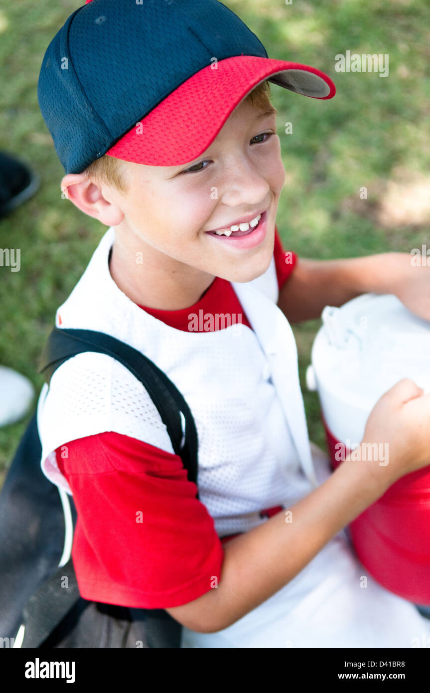 Little League Baseball player felice dopo aver vinto il gioco. Foto Stock