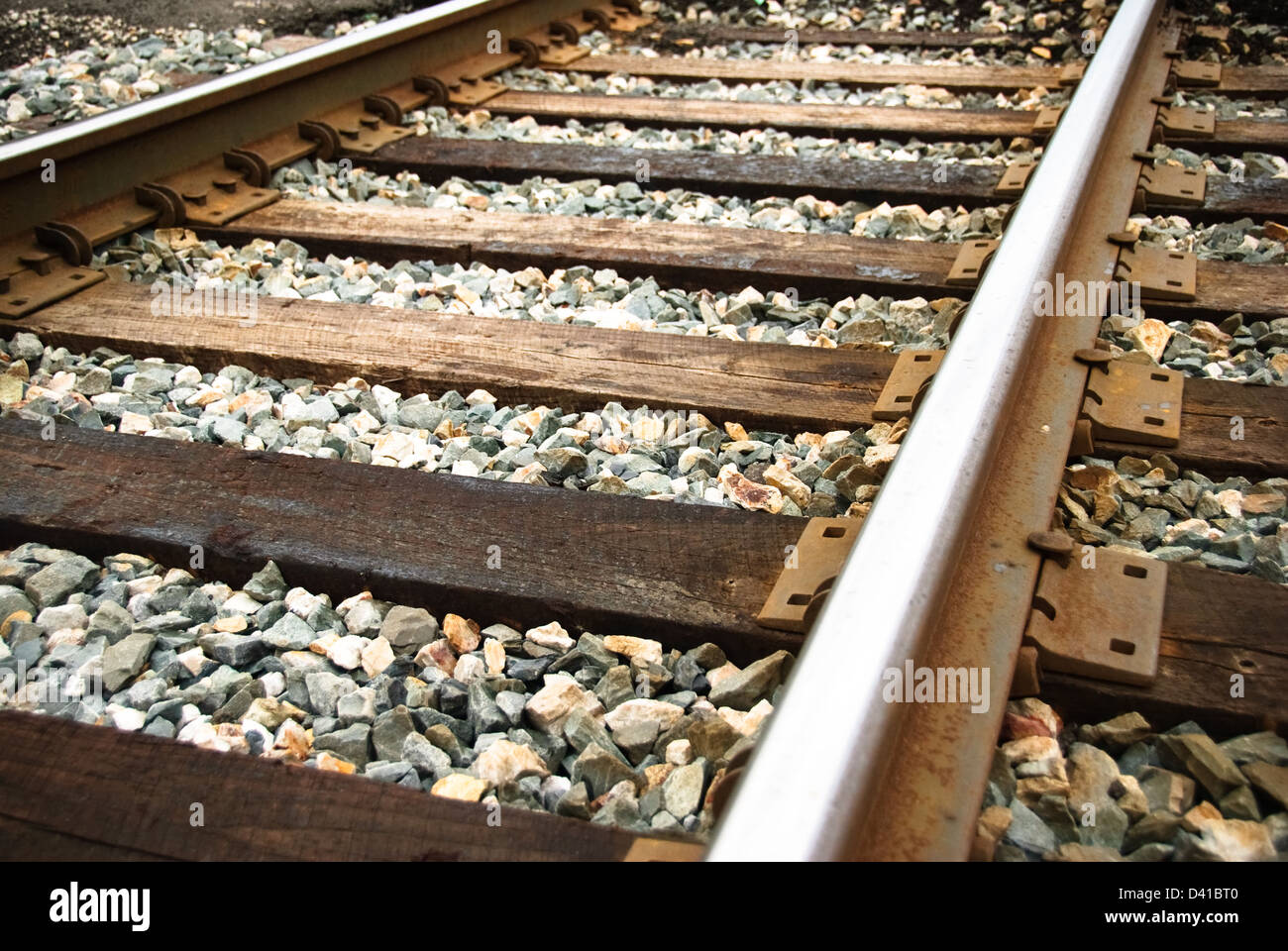 I binari ferroviari da vicino in una giornata di sole. Foto Stock