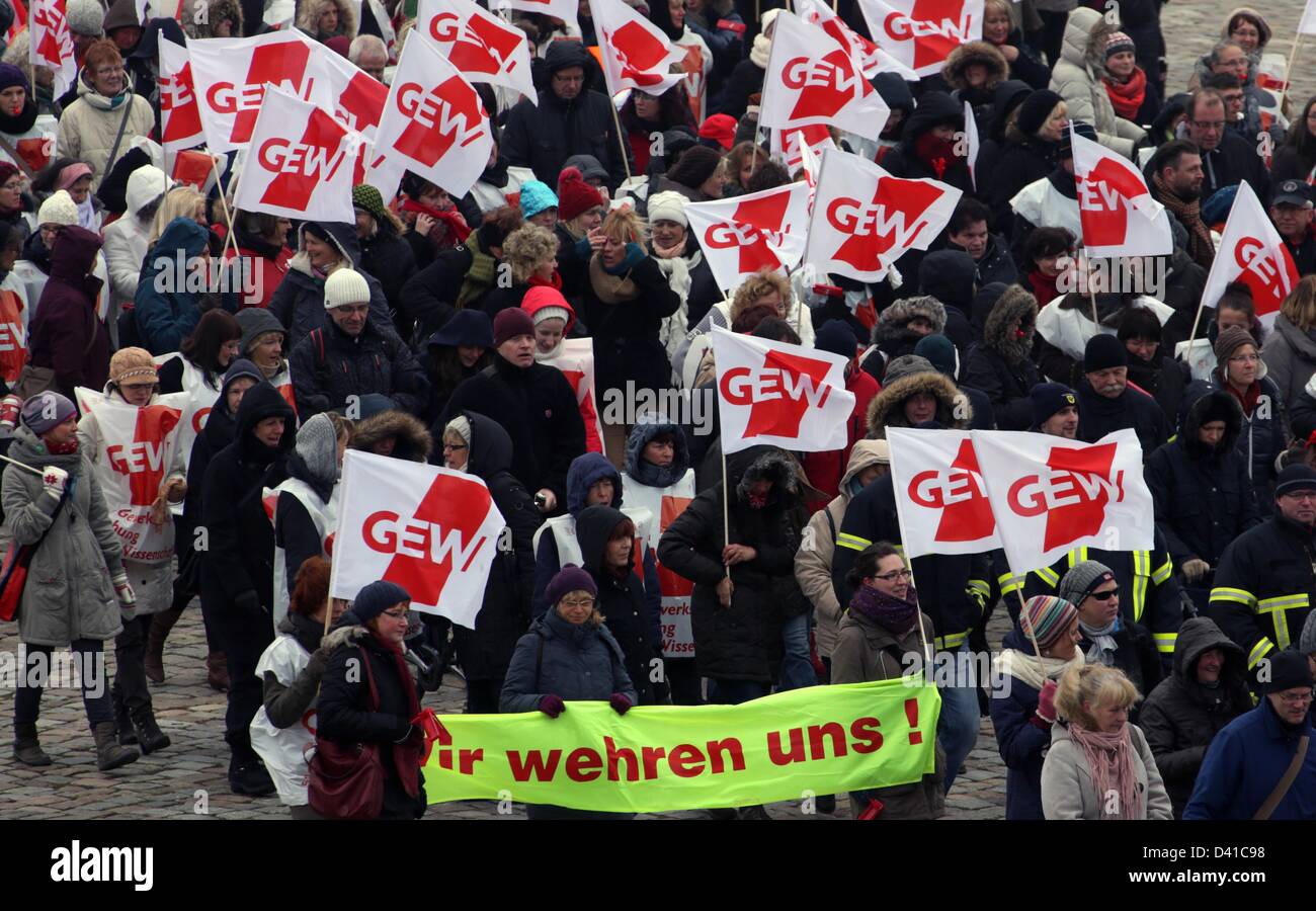 Rostock, Germania, 28 febbraio 2013. Gli insegnanti di 121 scuole vanno in sciopero per pagamento migliori in città e nella regione di Rostock. Essi hanno seguito una chiamata per colpire dal sindacato per l'istruzione e la scienza (GEW) e segnò la fine di scioperi di avvertimento della durata di più giorni. Il sindacato esige un aumento dei salari collettiva dal 6,5 per cento oltre la scala retributiva il raggruppamento e il mantenimento del passato di congedi. Foto: Bernd Wüstneck/dpa/Alamy Live News Foto Stock