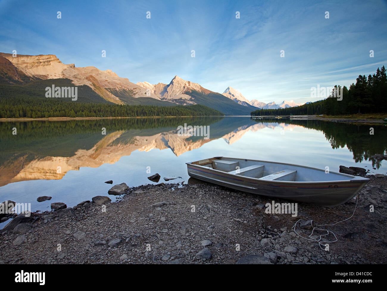 Barca a remi in riva al Lago Maligne, Jasper National Park, Alberta, Canada. Foto Stock
