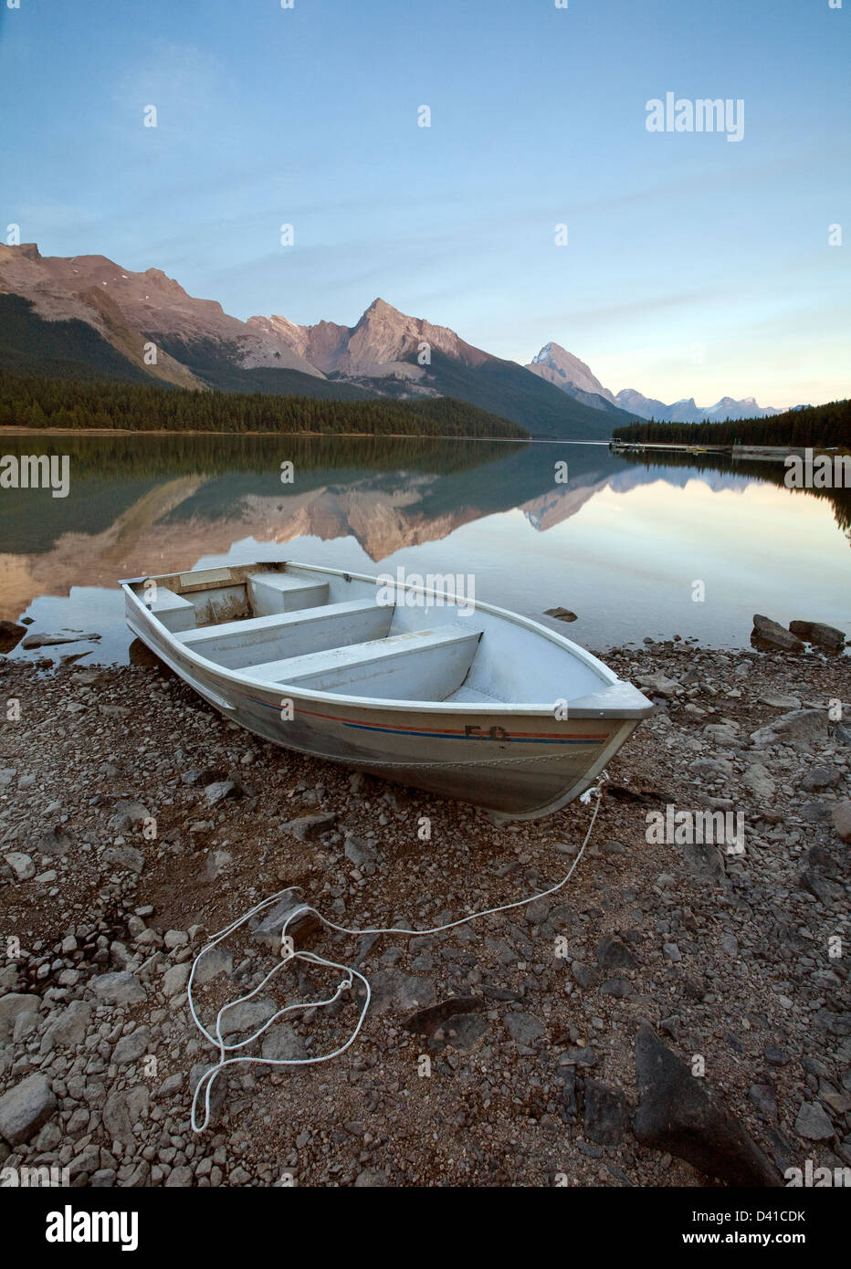 Barca a remi in riva al Lago Maligne, Jasper National Park, Alberta, Canada. Foto Stock