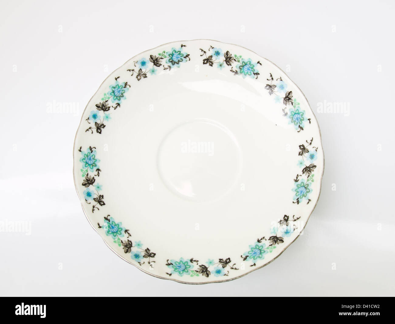 Un omaggio floreale semiscafi porcellana tazza di tè piastra isolata su bianco Foto Stock