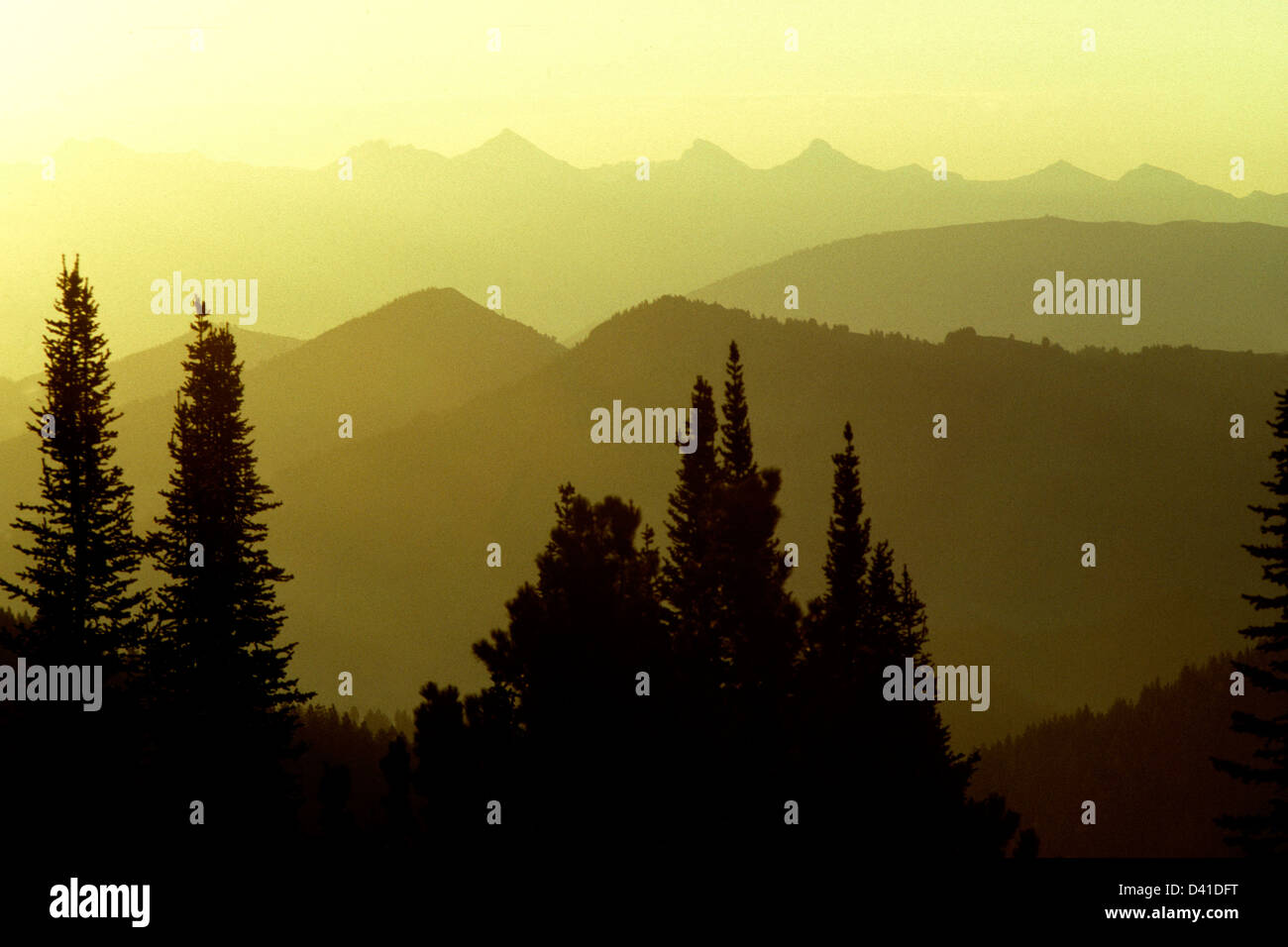 Sunrise oltre le montagne di Pioneer in Idaho centrale USA Foto Stock