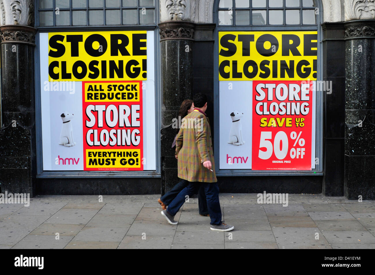 Un banner su schermo ad un'HMV memorizzare la lettura ' la chiusura dello store, tutto deve andare'. Piccadilly, Londra Foto Stock