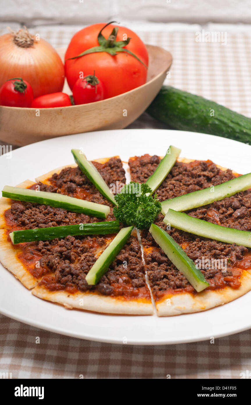 Freschi di forno carni bovine turco la pizza con il cetriolo sulla parte superiore Foto Stock